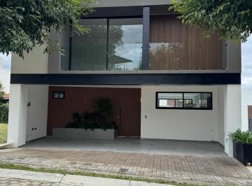 Casa de 4 habitaciones, San Andrés Cholula · Casa en Venta en Parque Cuernavaca, Lomas de Angelopolis, de 3 Niveles con Amplios Espacios y Jardin