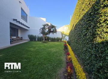 Casa · 450m² · 3 Recámaras · 3 Estacionamientos · Casa en Venta en Esquina, en Lomas 4ta
