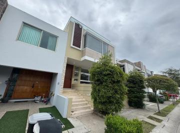 Casa de 3 habitaciones, Zapopan · Casa en Venta en La Cima, Coto H