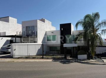Casa · 208m² · 3 Recámaras · 2 Estacionamientos · Venta de Casa en Real de Juriquilla