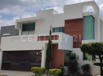Casa · 365m² · 3 Recámaras · 3 Estacionamientos · Casa en Renta en Residencial Esmeralda Norte, Colima, Col.