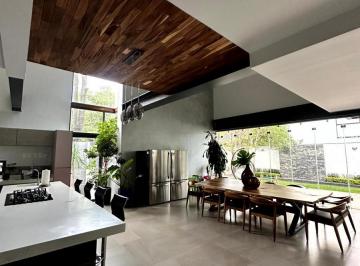 Casa · 600m² · 4 Recámaras · 5 Estacionamientos · Venta de Espectacular Residencia en Una de Las Zonas Mas Exclusivas de Area Zapopan, Jal
