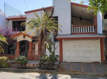 Casa · 218m² · 4 Recámaras · 2 Estacionamientos · Casa en Venta en Col. Hidalgo