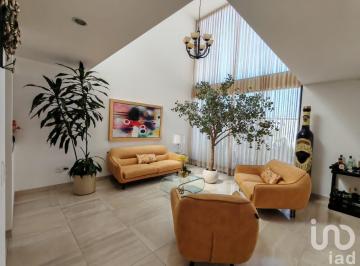 Casa · 362m² · 4 Recámaras · 3 Estacionamientos · Venta de Amplia Casa en Hacienda Carlota, Corregidora, Querétaro