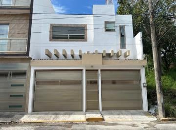 Casa · 217m² · 3 Recámaras · 2 Estacionamientos · Boca del Río, Col. Lomas del Mar Casa en Venta con Amplios Espacios.