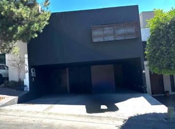 Casa · 272m² · 3 Recámaras · 4 Estacionamientos · Casa - Fraccionamiento Barranca del Refugio
