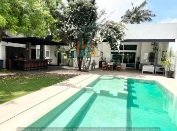 Casa · 750m² · 4 Recámaras · 2 Estacionamientos · Casa en Venta de un Piso con Alberca y Jardin en Campestre