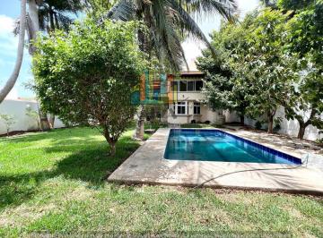 Casa · 406m² · 3 Recámaras · 4 Estacionamientos · Casa en Venta Colonial con Alberca y Jardin