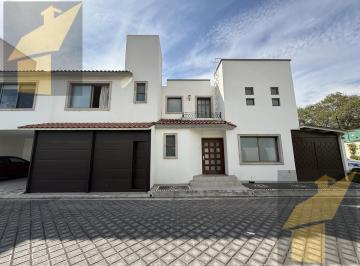 Casa · 246m² · 3 Recámaras · 5 Estacionamientos · Casa en Venta San Sebastian, Metepec