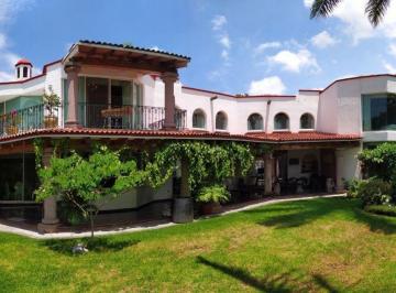 Casa · 1400m² · 5 Recámaras · 4 Estacionamientos · Casa en Venta en Lomas de Vista Hermosa