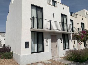 Casa · 204m² · 3 Recámaras · 5 Estacionamientos · Casa en Condominio en Venta en La Palmita 1