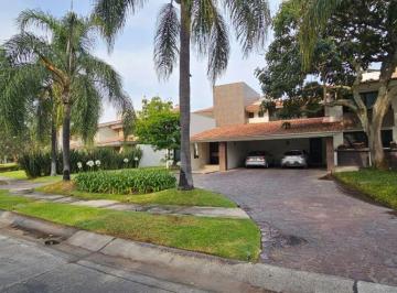 Casa de 3 habitaciones, Zapopan · Casa en Venta en Valle Real