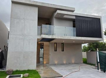 Casa · 470m² · 4 Recámaras · 3 Estacionamientos · Casa en Altozano El Nuevo Queretaro