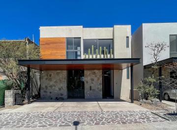Casa · 272m² · 4 Recámaras · 3 Estacionamientos · Casa en Altozano El Nuevo Queretaro
