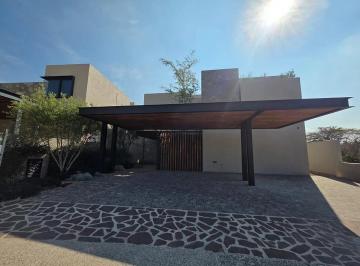 Casa · 462m² · 3 Recámaras · 3 Estacionamientos · Casa en Altozano El Nuevo Queretaro