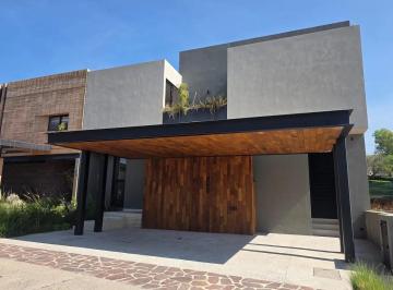 Casa · 343m² · 4 Recámaras · 3 Estacionamientos · Casa en Altozano El Nuevo Queretaro