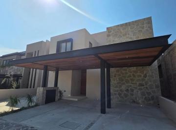 Casa · 340m² · 4 Recámaras · 3 Estacionamientos · Casa en Altozano El Nuevo Queretaro