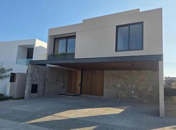 Casa · 325m² · 3 Recámaras · 3 Estacionamientos · Casa en Altozano El Nuevo Queretaro