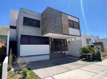 Casa · 340m² · 4 Recámaras · 3 Estacionamientos · Casa en Corregidora
