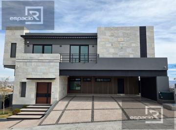 Casa · 720m² · 4 Recámaras · 5 Estacionamientos · Casa en Venta en Paseo de Las Lomas