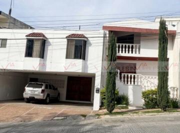 Casa · 479m² · 3 Recámaras · 4 Estacionamientos · Casa en Venta en Contry La Silla
