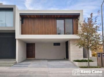 Casa · 284m² · 4 Recámaras · 2 Estacionamientos · Casa en Monterra con Recámara en Planta Baja