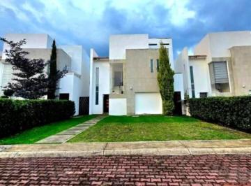 Casa en condominio · 210m² · 4 Recámaras · 6 Estacionamientos · Vendo Casa en Fraccionamiento Residencial Foresta Crystal Lagoons en Metepec, Estado de México