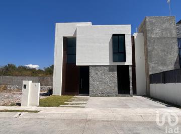 Casa · 170m² · 4 Recámaras · 2 Estacionamientos · Venta de Casa por Estrenar en Fracc. La Herradura en Colima con Vista a Jardín Como Amenidad