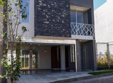 Casa · 362m² · 3 Recámaras · 2 Estacionamientos · Casa en Venta en Fraccionamiento Cumbres, Acabados de Lujo