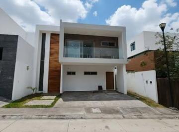 Casa · 213m² · 3 Recámaras · 2 Estacionamientos · Venta de Casa en Lomas Diamante con Doble Altura.