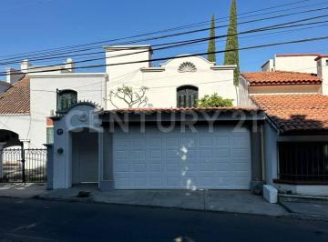 Casa · 245m² · 3 Recámaras · 2 Estacionamientos · Renta de Casa en Tejeda