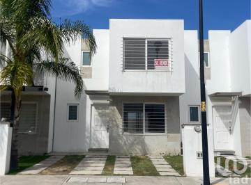Casa · 111m² · 3 Recámaras · 2 Estacionamientos · Venta de Casa en Paseos del Bosque