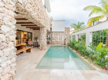 Casa · 490m² · 4 Recámaras · 3 Estacionamientos · Exclusiva Casa en Esquina Interior con Acabados de Lujo en Lagos del Sol