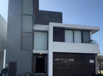 Casa · 330m² · 4 Recámaras · 22 Estacionamientos · Fracc. Lomas del Sol Hermosa Casa en Venta con Alberca y Paneles Solares