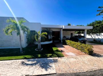 Casa · 260m² · 3 Recámaras · 2 Estacionamientos · Bonita Residencia de Una Planta con Paneles Solares en Blue Cedar Norte de Mérida