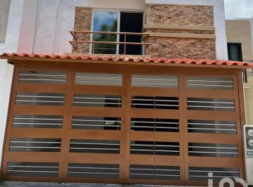 Casa · 210m² · 3 Recámaras · 2 Estacionamientos · Renta de Casa Amueblada en Los Lagos Residencial Frente a Parque 3 Naciones en San Luis Potosi