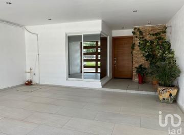 Casa · 210m² · 3 Recámaras · 2 Estacionamientos · Renta de Casa Amueblada en Los Lagos Residencial Frente a Parque 3 Naciones en San Luis Potosi