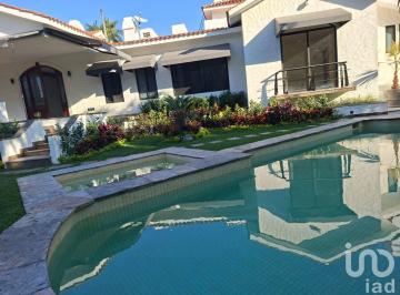 Casa · 900m² · 5 Recámaras · 4 Estacionamientos · Residencia en Venta en Vista Hermosa, Cuernavaca