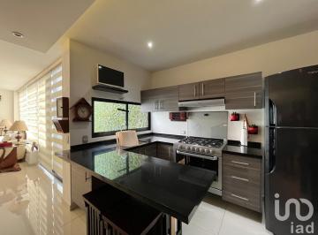Casa · 227m² · 3 Recámaras · 2 Estacionamientos · Casa en Venta en Colonia Bugambilias Cerca de Zona Buap
