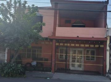 Casa · 231m² · 4 Recámaras · 2 Estacionamientos · Casa en Venta en Col. Tacubaya en Guadalupe N. L.