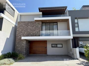 Casa · 211m² · 3 Recámaras · 3 Estacionamientos · Casa en Venta de 3 Niveles en La Vista Residencial