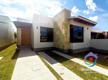 Casa · 250m² · 3 Recámaras · 2 Estacionamientos · Casa en Venta en Tequisquiapan, de un Nivel en Fraccionamiento Privado con Vigilancia.
