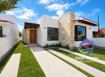 Casa · 250m² · 3 Recámaras · 2 Estacionamientos · Casa en Venta en Tequisquiapan, de un Nivel en Fraccionamiento Privado con Vigilancia.
