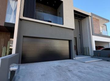 Casa · 345m² · 3 Recámaras · 2 Estacionamientos · Venta de Casa en Bosque Real