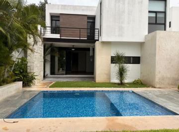 Casa · 290m² · 3 Recámaras · 4 Estacionamientos · Casa en Privada Chaactun Chablekal. Zona Country