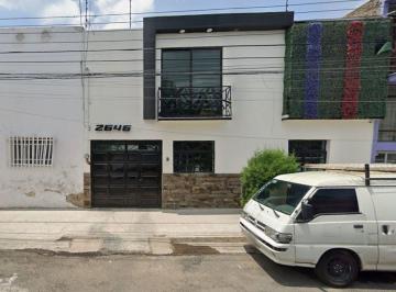 Casa uso de suelo de 4 habitaciones, Guadalajara · Casa en Venta con Uso Suelo Mixto