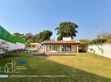Casa de 2 habitaciones, Cuernavaca · Venta de Casa con Alberca y Amplio Jardín en Lomas del Mirador