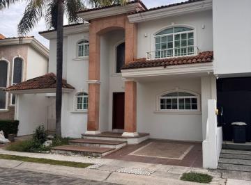 Casa en condominio de 3 habitaciones, Zapopan · Casa en Venta en Jardin Real Remodelada