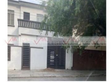 Casa · 242m² · 4 Recámaras · 1 Estacionamiento · Casa en Venta en Monterrey
