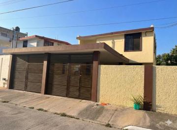 Casa · 194m² · 3 Recámaras · 2 Estacionamientos · Casa en del Maestro